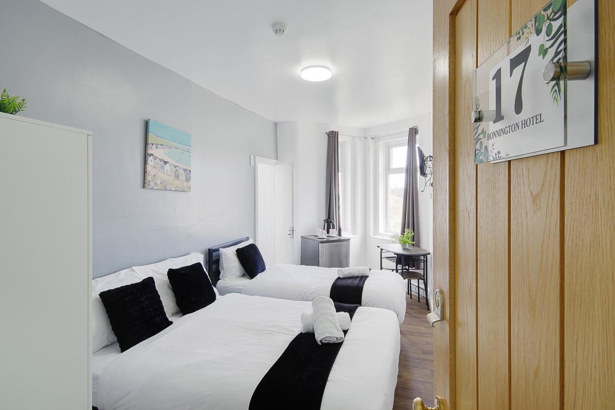 Azure Beach Hotel Борнмът Екстериор снимка