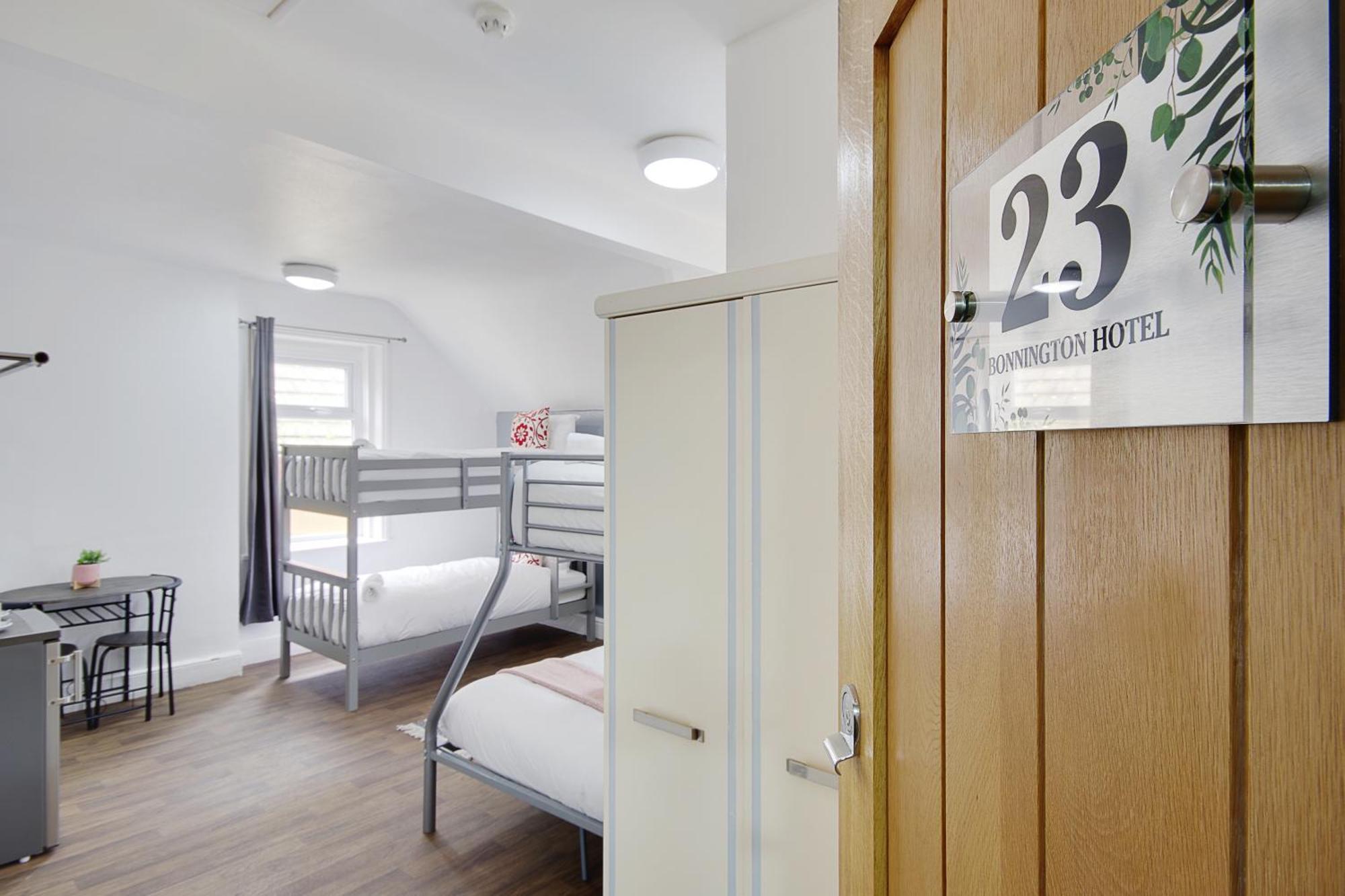 Azure Beach Hotel Борнмът Екстериор снимка