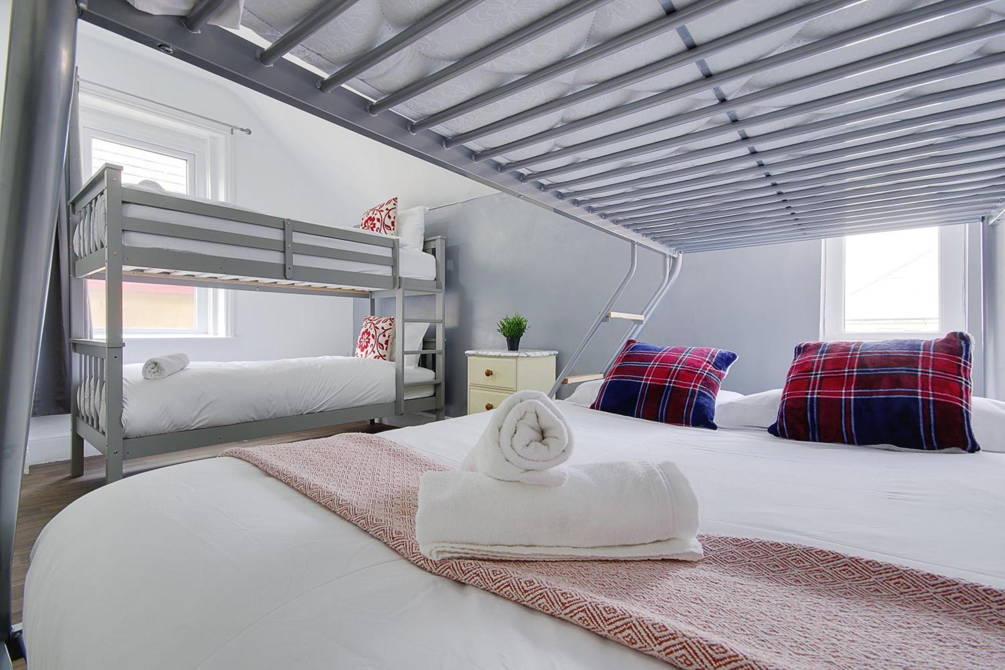 Azure Beach Hotel Борнмът Екстериор снимка
